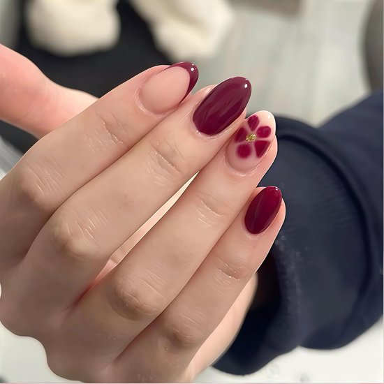 24 stuks wijnrode French Tip press-on nagels, korte amandelvormige kunstnagels met bloemendesign, glanzende acryllook plaknagels, volledige bedekking plaknagels voor vrouwen doe-het-zelf