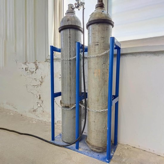 Gasfleshouder - Opslagrek Cilinders - Veilig Opbergen - Verstelbare Veiligheidsketting - 60x20x68cm - Blauw