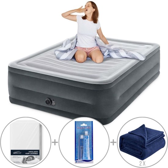 Intex Queen Comfort-Plush Luchtbed met ingebouwde pomp | Tweepersoons | Extra hoog | 203 x 152 x 56 cm | Inclusief bijpassend hoeslaken + reparatiekit + twee fleece dekens van Intex