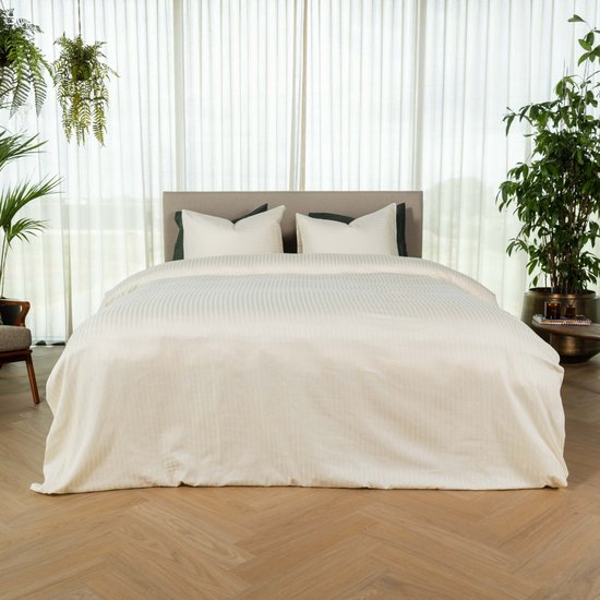 Kayori Elin Dekbedovertrek Katoensatijn - 240x200-220 cm +2 slopen - Lits-jumeaux - Offwhite van Merkloos