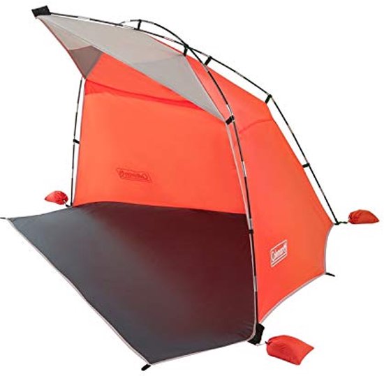 Lichte en draagbare strandtent met snelle opbouw, UPF 50+ zonwering en accessoires van Decathlon Quechua.