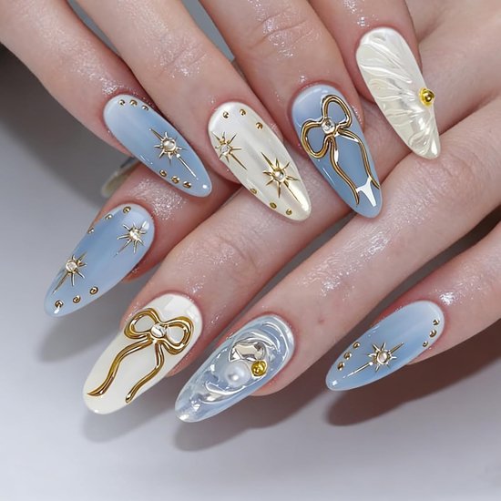 On Nails, Pers op Nagels Kort Amandel, 3D Fake Nagels Oceaanblauw met Gouden Strik, Ster, Parel en Golvende-Design, Glitter Acryl Nagels om op te Plakken, Kunstnagels voor Vrouwen,