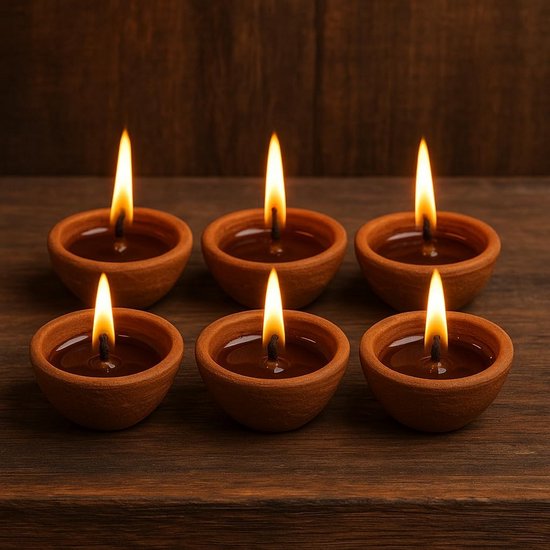 Set van 6 Traditionele Handgemaakte Klei Olielampjes voor Diwali Pooja