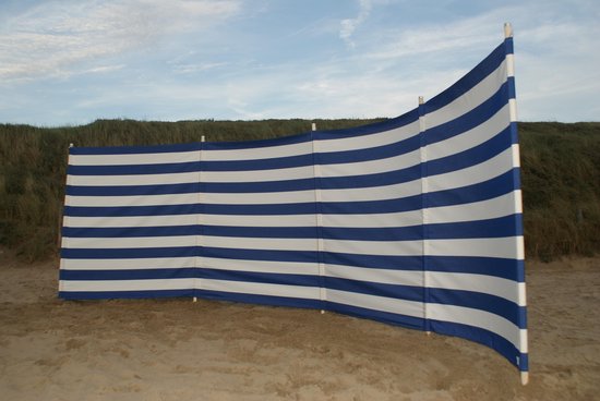 Strand Windscherm 5 meter dralon kobalt blauw/wit met houten stokken van Sungarden.