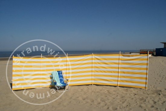 Strand Windscherm 6 meter dralon geel/wit met houten stokken van Ameland Outdoor